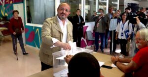 El candidat del PPC, Alejandro Fernández, vota al centre cívic de Sant Pere i Sant Pau, a Tarragona (Arnau Martínez, ACN)