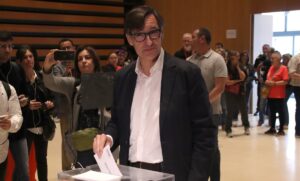 El cap de llista del PSC, Salvador Illa, votant al seu col·legi electoral a la Roca del Vallès (Mariona Puig, ACN)