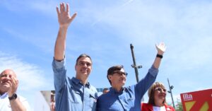 El president del Govern d'Espanya i líder del PSOE, Pedro Sánchez, saludant amb el cap de llista del PSC, Salvador Illa, abans de començar un míting a Montmeló (Mariona Puig, ACN)