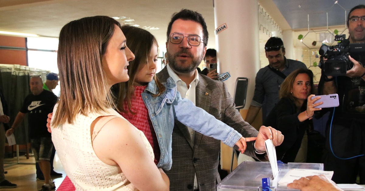 El president i candidat d'ERC, Pere Aragonès, vota a Pineda de Mar per les eleccions del 12-M (Bernat Vilaró, ACN)
