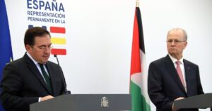El primer ministre de l'Autoritat Palestina, Mohammad Mustafa, amb el ministre d'Afers Exteriors espanyol, José Manuel Albares, en una compareixença conjunta (Nazaret Romero, ACN)