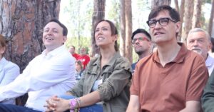 El primer secretari del PSC, Salvador Illa, amb el candidat Javi López i l'alcaldessa de Sabadell, Marta Ferrés, en un míting a Cerdanyola del Vallès (Marta Sierra, ACN)