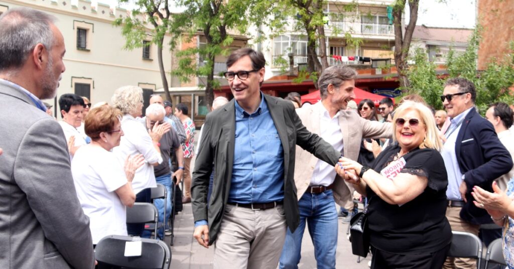 El primer secretari del PSC, Salvador Illa, saluda els assistents a uun míting a Molins de Rei (Marta Sierra, ACN)
