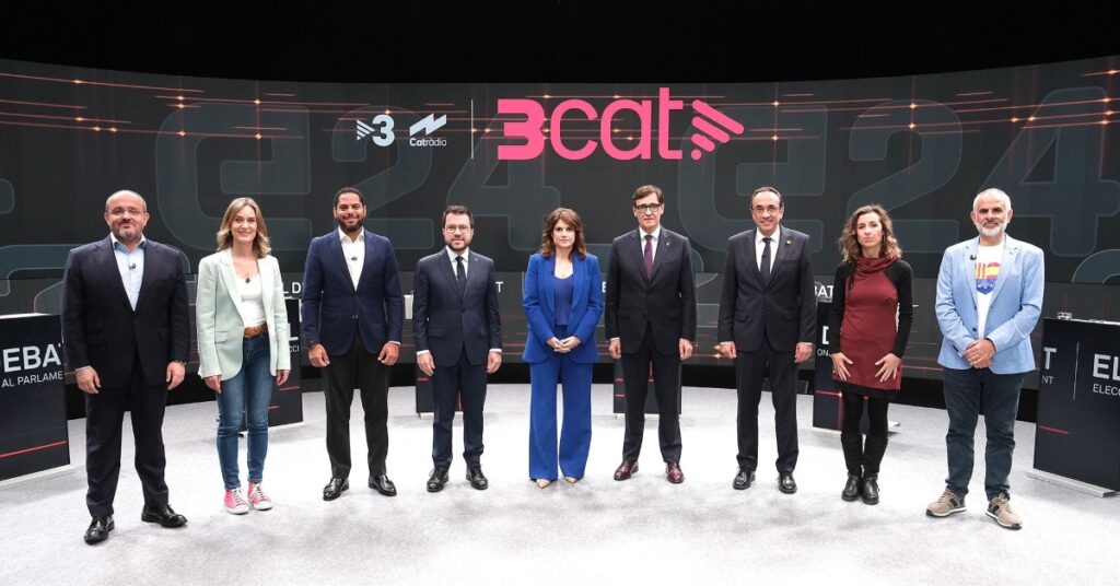 Els candidats a les eleccions del 12-M al debat de 3Cat, amb la moderadora de l'espai, la periodista Ariadna Oltra, al mig (CCMA)