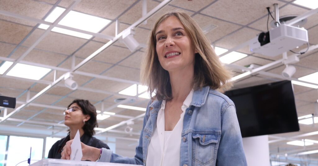 La candidata de Comuns Sumar a presidenta de la Generalitat, Jéssica Albiach, votant (Gerard Artigas, ACN)