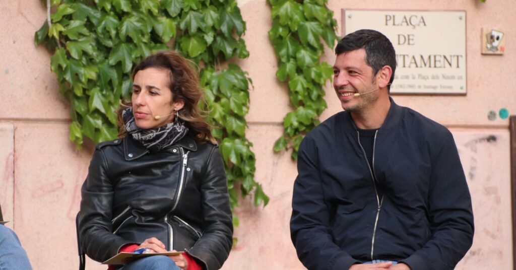 La cabeza de lista de la CUP, Laia Estrada, y el candidato Xavier Pellicer en un acto electoral (Maria Asmarat, ACN)