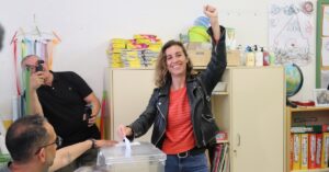 La cabeza de lista de la CUP, Laia Estrada, ha emitido su voto en el colegio electoral de la escuela Rubió i Ors (Maria Asmarat, ACN)