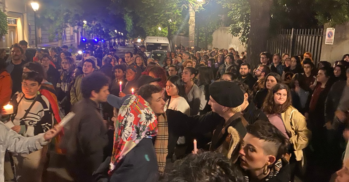 Manifestación frente a la embajada argentina (Federación Estatal LGTBI+, Twitter)