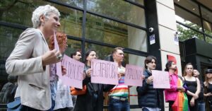 Participants de l'acte reivindicatiu de l'Observatori contra l'Homofòbia amb motiu del Dia Internacional contra l'LGTBI-fòbia (Norma Vidal, ACN)