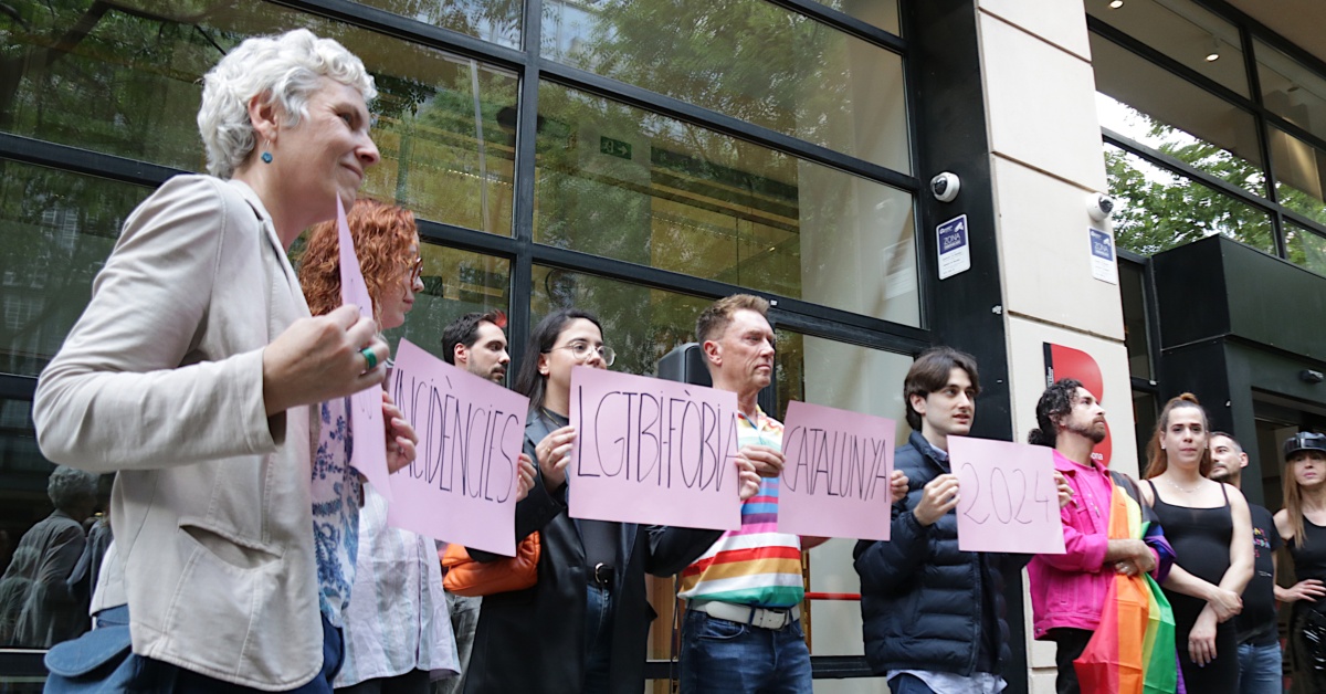 Participants de l'acte reivindicatiu de l'Observatori contra l'Homofòbia amb motiu del Dia Internacional contra l'LGTBI-fòbia (Norma Vidal, ACN)