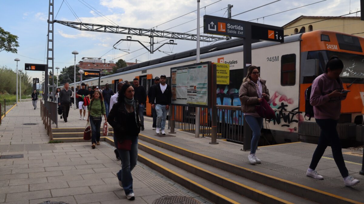 Personas llegando a la estación de Montcada Ripollet para tomar el autobús que las llevará a Sagrera (Mar Martí, ACN)