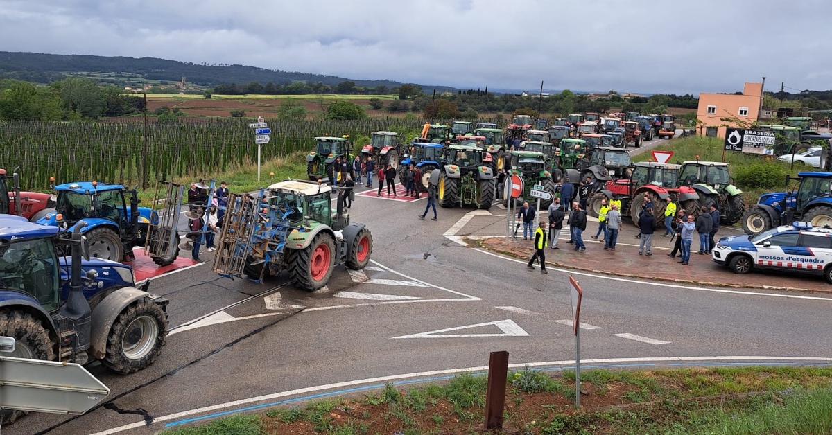 Tractores cortando la C-66 en La Pera