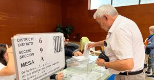 Un home diposita el seu vot a l’urna al Centre Cívic de Balàfia de Lleida (Alba Mor, ACN)