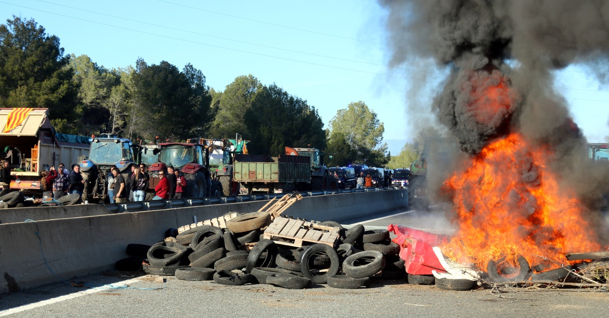 Barricades a l'autopista AP-7 a Pontós (Xavier Pi i Gerard Vilà, ACN)