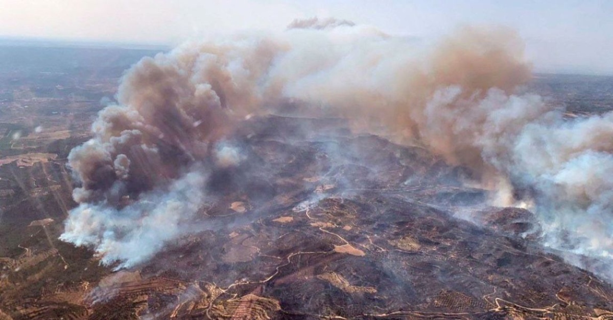Efectius de la UME i dels Bombers treballant en les tasques d'extinció (Unitat Militar d'Emergències)