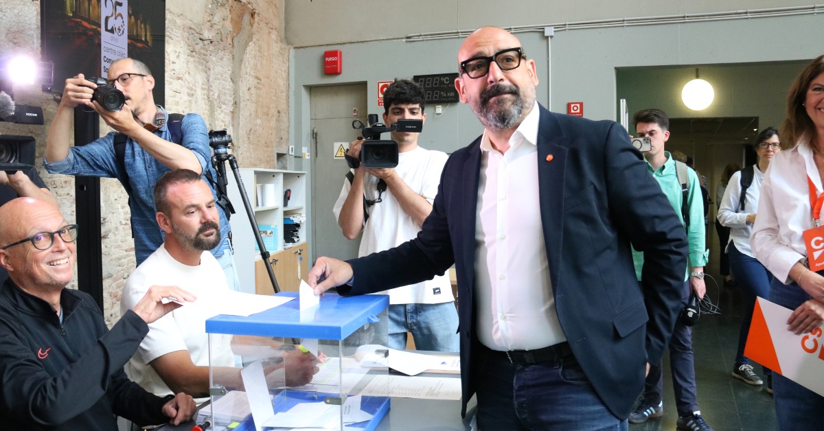 El candidat de Ciutadans el 9-J, Jordi Cañas, emetent el seu sufragi a les eleccions europees al Convent de Sant Agustí (Guifré Jordan, ACN)