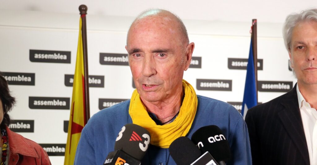 El president de l'ANC, Lluís Llach, atenent els mitjans de comunicació (ACN)