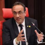 El presidente del Parlament, Josep Rull, interviene ante una delegación del Parlamento de Baden-Württemberg este jueves en el Parlament (Nico Tomás, ACN)