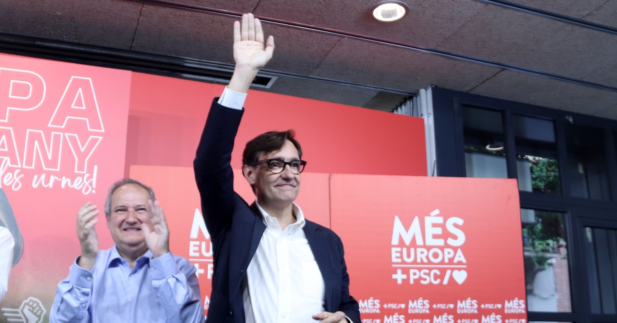 El primer secretari del PSC, Salvador Illa, i el ministre d'Indústria i Turísme, Jordi Hereu, al míting final de campanya (Marta Sierra, ACN)