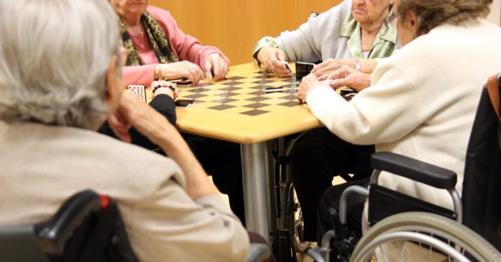 Gent gran jugant (Núria Torres, ACN)