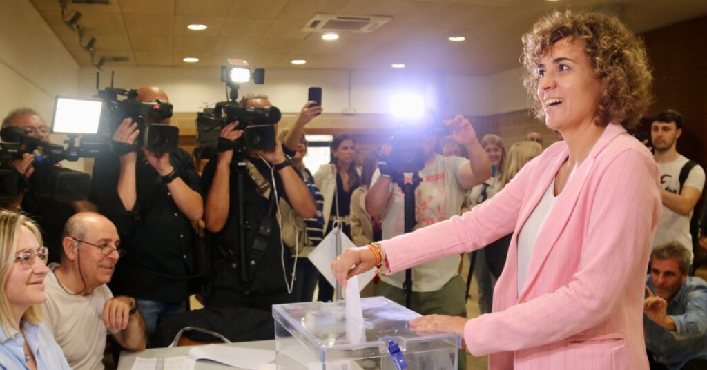 La candidata del PP a las elecciones europeas, Dolors Montserrat, vota en Sant Sadurní d'Anoia (Albert Segura, ACN)