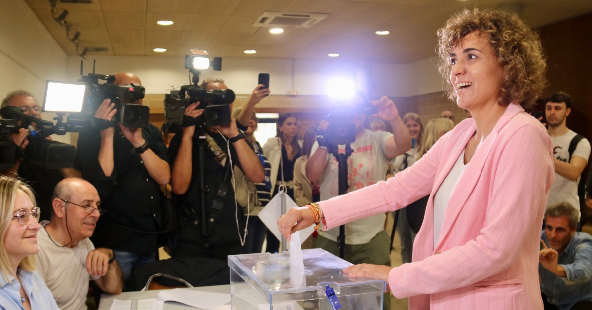 La candidata del PP a les eleccions europees, Dolors Montserrat, votant a Sant Sadurní d'Anoia (Albert Segura, ACN)