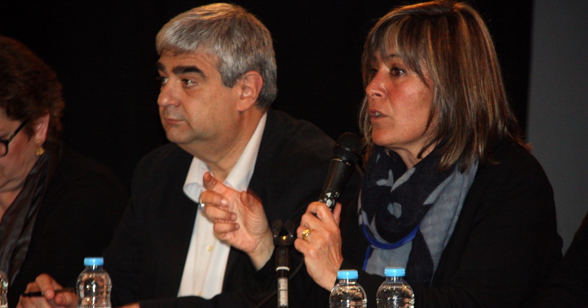 La alcaldesa de l'Hospitalet de Llobregat, Núria Marín, y el primer teniente de alcalde y regidor de Espacio Público, Urbanismo y Sostenibilidad, Francesc Josep Belver, en la reunión con los vecinos afectados por el incendio en un edificio del barrio de Sanfeliu (Laura Fíguls, ACN)