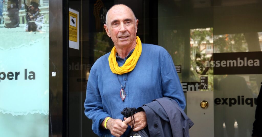 Lluís Llach sortint de la seu de l'ANC (Àlex Recolons, ACN)