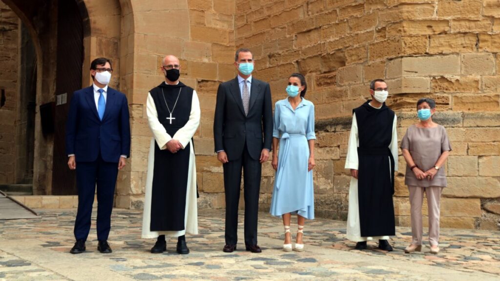 Pla general dels Reis d'Espanya, Felip VI i Letízia, amb l'abat i el prior de Poblet, Salvador Illa, que era ministre de Sanitat, i la delegada del Govern d'Espanya a Catalunya en aquell moment, a la porta del monestir de Poblet (Roger Segura, ACN)