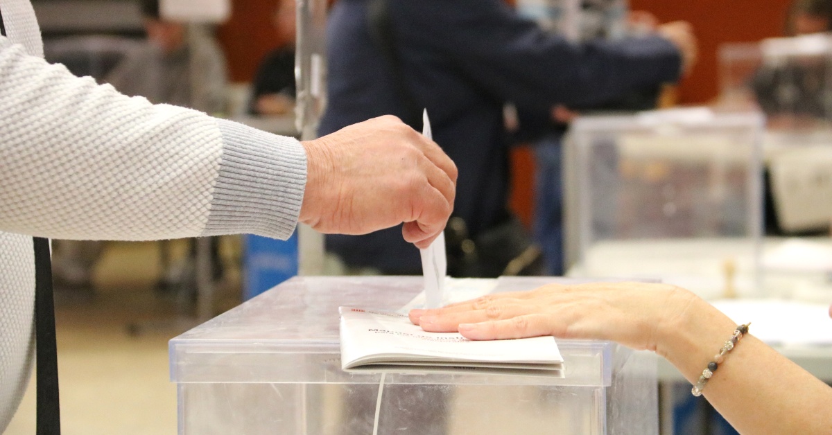 Un ciutadà al Centre Cívic de Balàfia dipositant el seu vot a l'urna (Alba Mor, ACN)