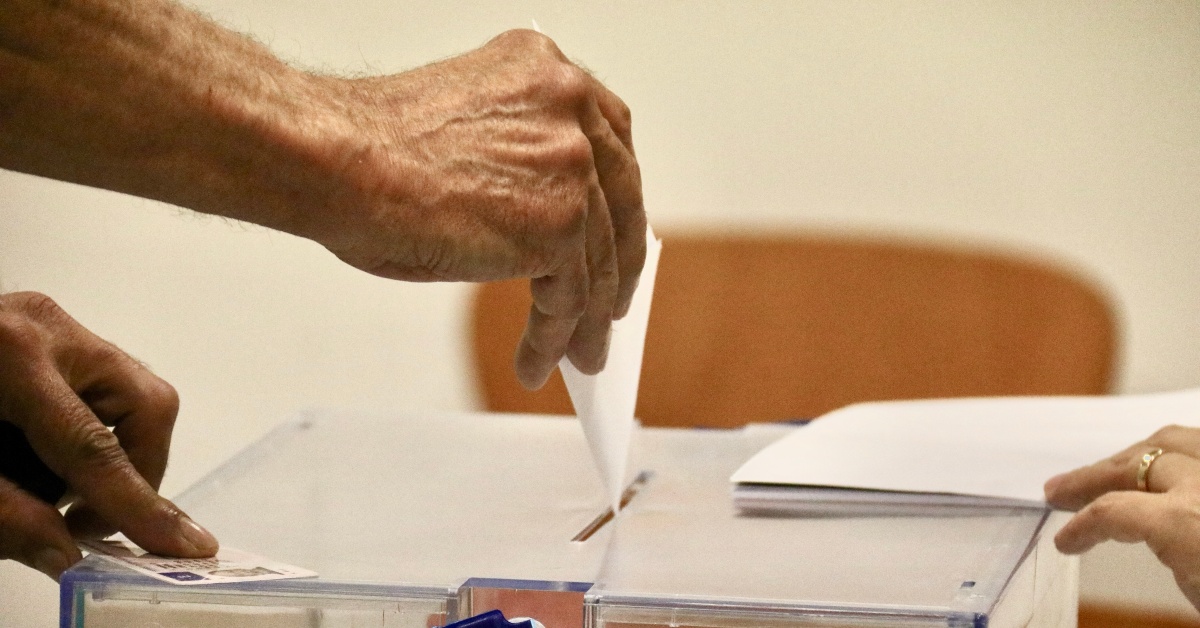 Un home introdueix el seu vot en una urna de les eleccions europees en un col·legi electoral de Sant Sadurní d'Anoia (Albert Segura, ACN)