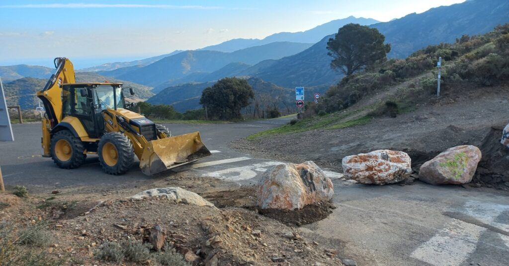 Una màquina col·loca les pedres al pas de Banyuls per tancar-ne l'accés (Esborrem la Frontera)
