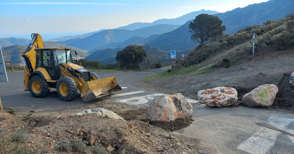 Una màquina col·loca les pedres al pas de Banyuls per tancar-ne l'accés (Esborrem la Frontera)