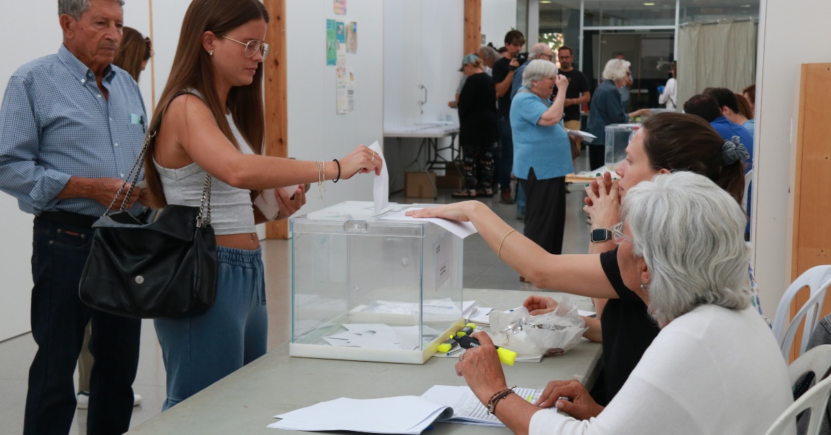 Una noia votant al Casal de Mira-sol de Sant Cugat per les eleccions al Parlament Europeu del 9 de juny (ACN)