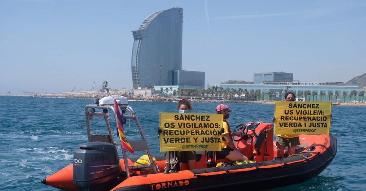 Activistes de Greenpeace reclamen una recuperació verd i justa