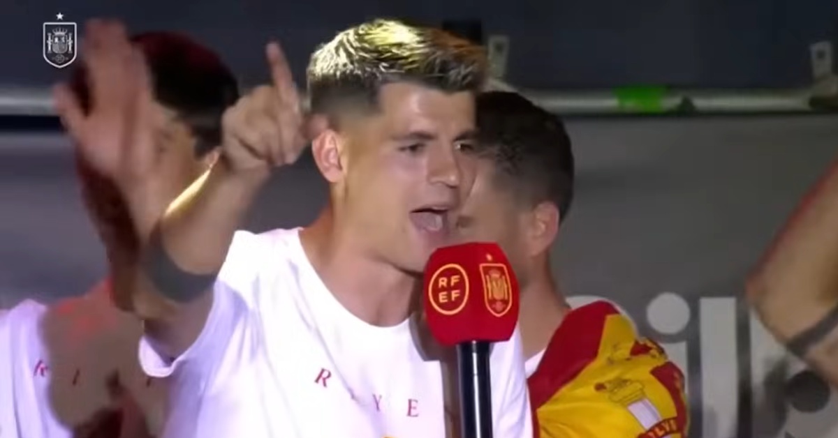 Álvaro Morata, capitán de la Selección Española, cantando "Gibraltar es español" en la Plaza de Cibeles