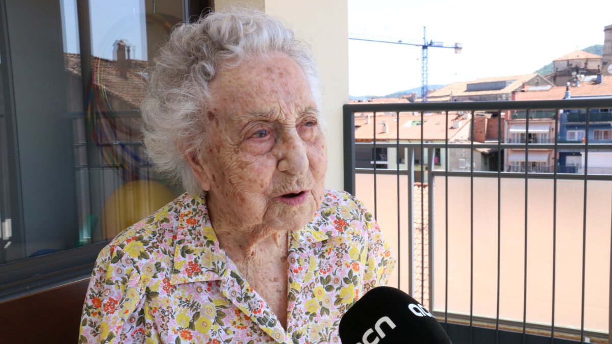 La persona más mayor de Cataluña, Maria Branyas, en una entrevista concedida a la Agència Catalana de Notícies en Olot (Guifré Jordan, ACN)