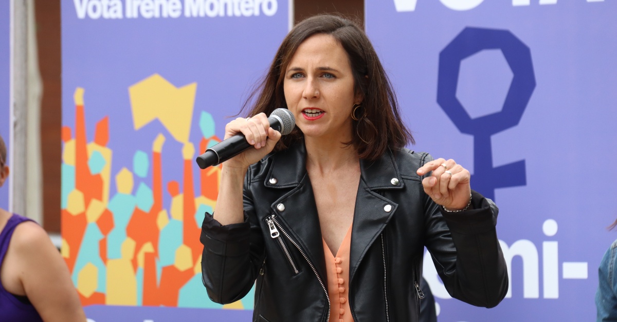 La secretària general de Podem, Ione Belarra, en un míting a la plaça Josep Maria Huertas de Barcelona (Aina Martí, ACN)