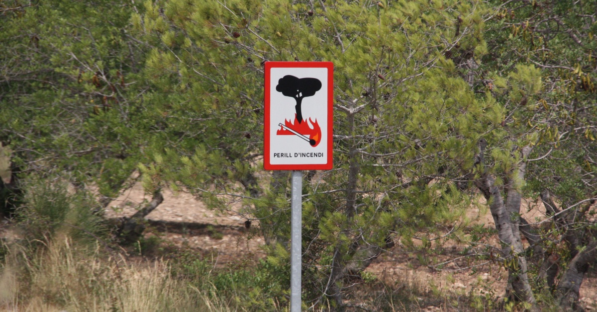 Senyal de perill d'incendi en una carretera a prop dels Pallaresos (Sílvia Jardí, ACN)