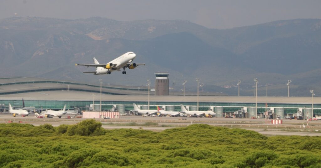 Un avión despegando desde la T1 del Aeropuerto del Prat (ACN)