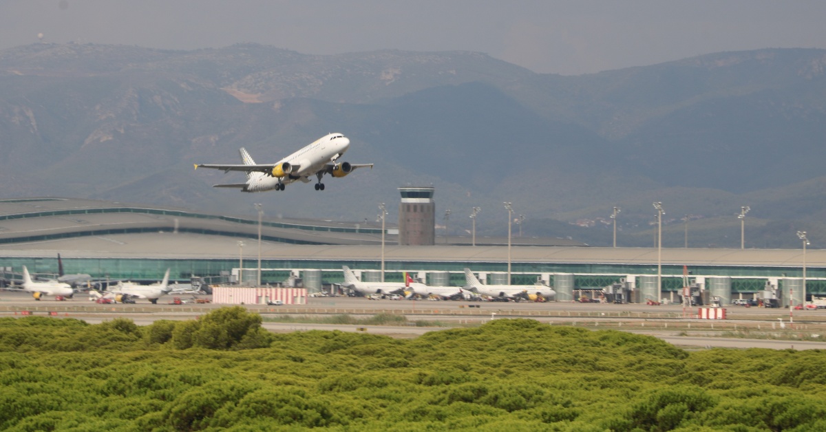 Un avión despegando desde la T1 del Aeropuerto del Prat (ACN)