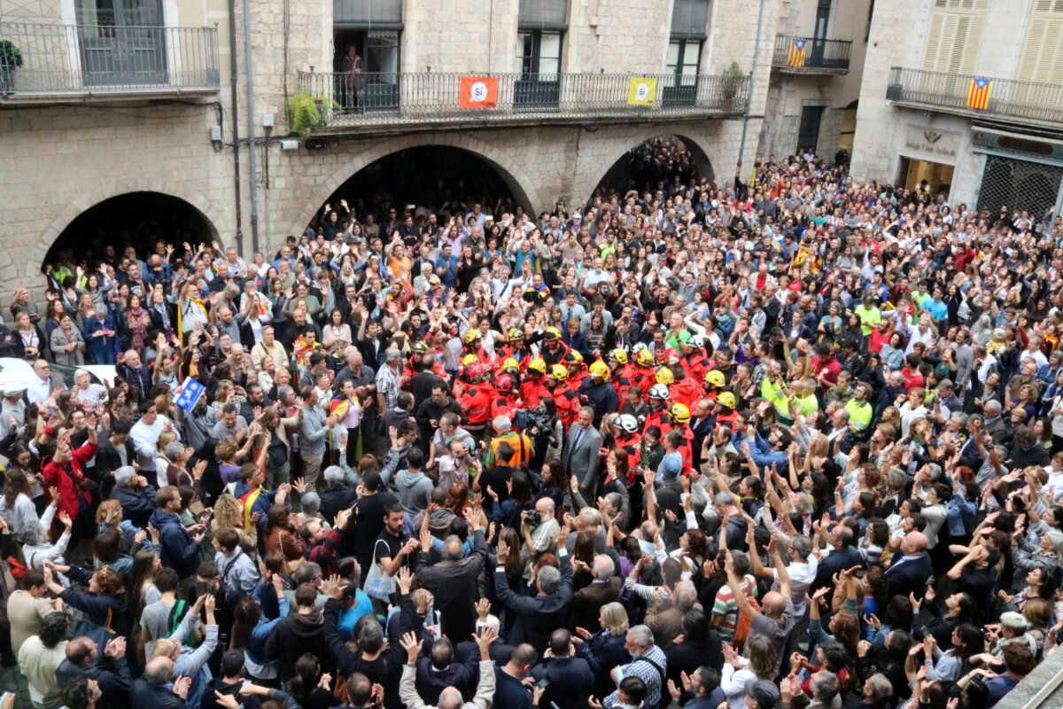 Concentración en la plaza del Vi de Girona el 2 de octubre del 2017, en la que participaron una decena de bomberos uniformados (ACN)