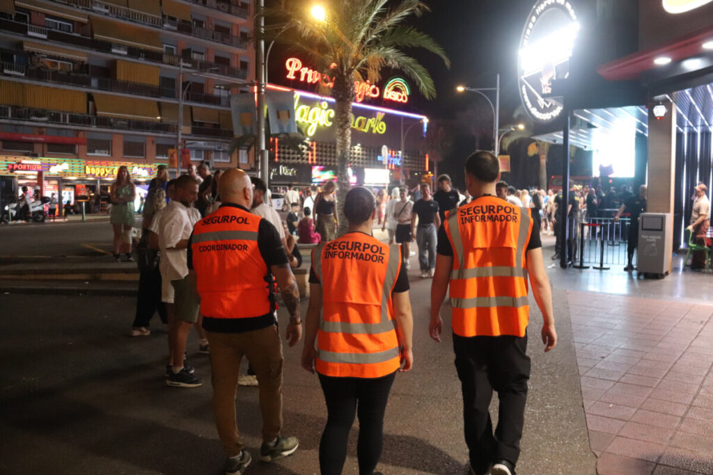 Dos auxiliares nocturnos de Lloret de Mar patrullan con el coordinador por la avenida de Just i Marlès en una zona llena de discotecas (Aleix Freixas, ACN)