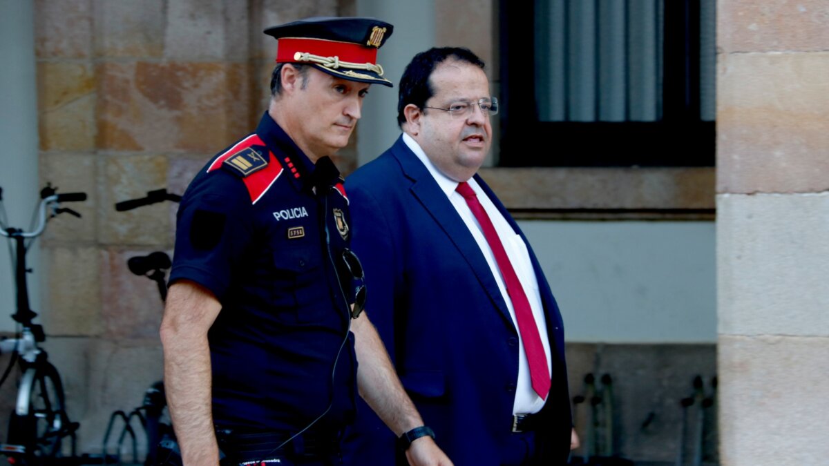 El comissari en cap dels Mossos d'Esquadra, Eduard Sallent, conversa amb el conseller d'Interior, Joan Ignasi Elena, a les portes del Parlament (Arnau Martínez, ACN)