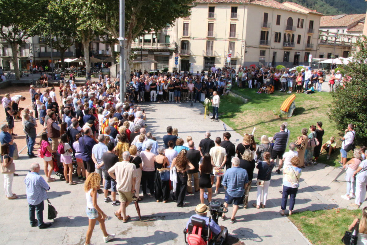 Els concentrats a Ripoll en l'acte d'homenatge als morts durant els atemptats del 17-A (Mar Martí i Ariadna Reche, ACN)