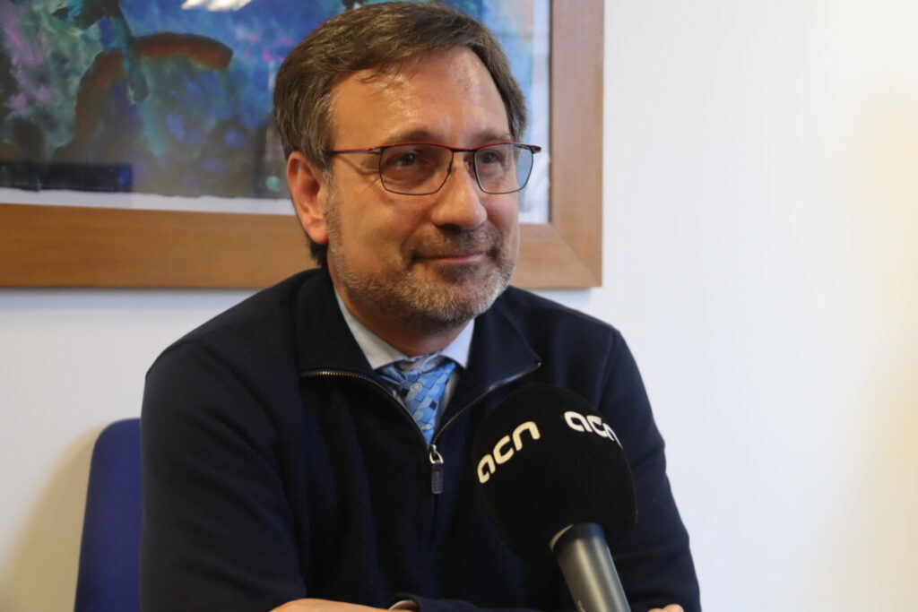 El conseller de Política Lingüística, Francesc Xavier Vila, entrevistado por la Agència Catalana de Notícies (Guifré Jordan, ACN)