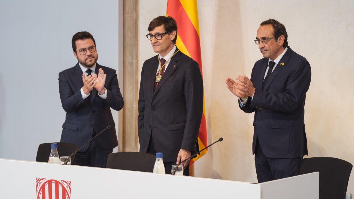 El president de la Generalitat, Salvador Illa, amb l'expresident Pere Aragonès i el president del Parlament, Josep Rull (Marc Font, ACN)