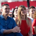 El president del Govern d'Espanya, Pedro Sánchez, i la seva dona, Begoña Gómez, en un acte de campanya europea del PSOE
