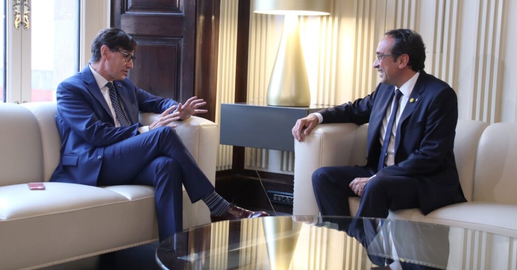 El presidente del Parlament, Josep Rull, hablando con el líder del PSC, Salvador Illa, en el marco de la ronda de contactos para la investidura (Mariona Puig, ACN)