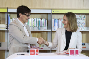 El primer secretario del PSC, Salvador Illa, y la líder de los Comunes en el Parlament, Jéssica Albiach, tras firmar el acuerdo de investidura (Mariona Puig, ACN)